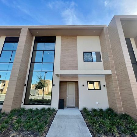 Luxury Home In Orlando With Private Hot Tub - 7 Min From Disney Parks - 3 Bedrooms And 4 Bathrooms! المظهر الخارجي الصورة