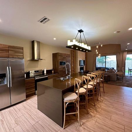 Luxury Home In Orlando With Private Hot Tub - 7 Min From Disney Parks - 3 Bedrooms And 4 Bathrooms! المظهر الخارجي الصورة