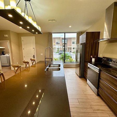 Luxury Home In Orlando With Private Hot Tub - 7 Min From Disney Parks - 3 Bedrooms And 4 Bathrooms! المظهر الخارجي الصورة