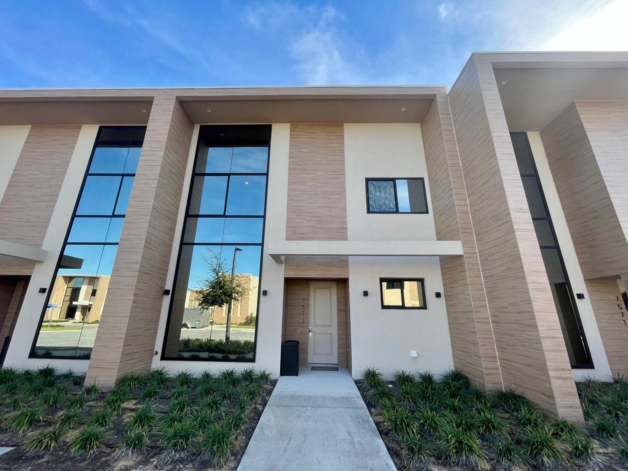 Luxury Home In Orlando With Private Hot Tub - 7 Min From Disney Parks - 3 Bedrooms And 4 Bathrooms! المظهر الخارجي الصورة