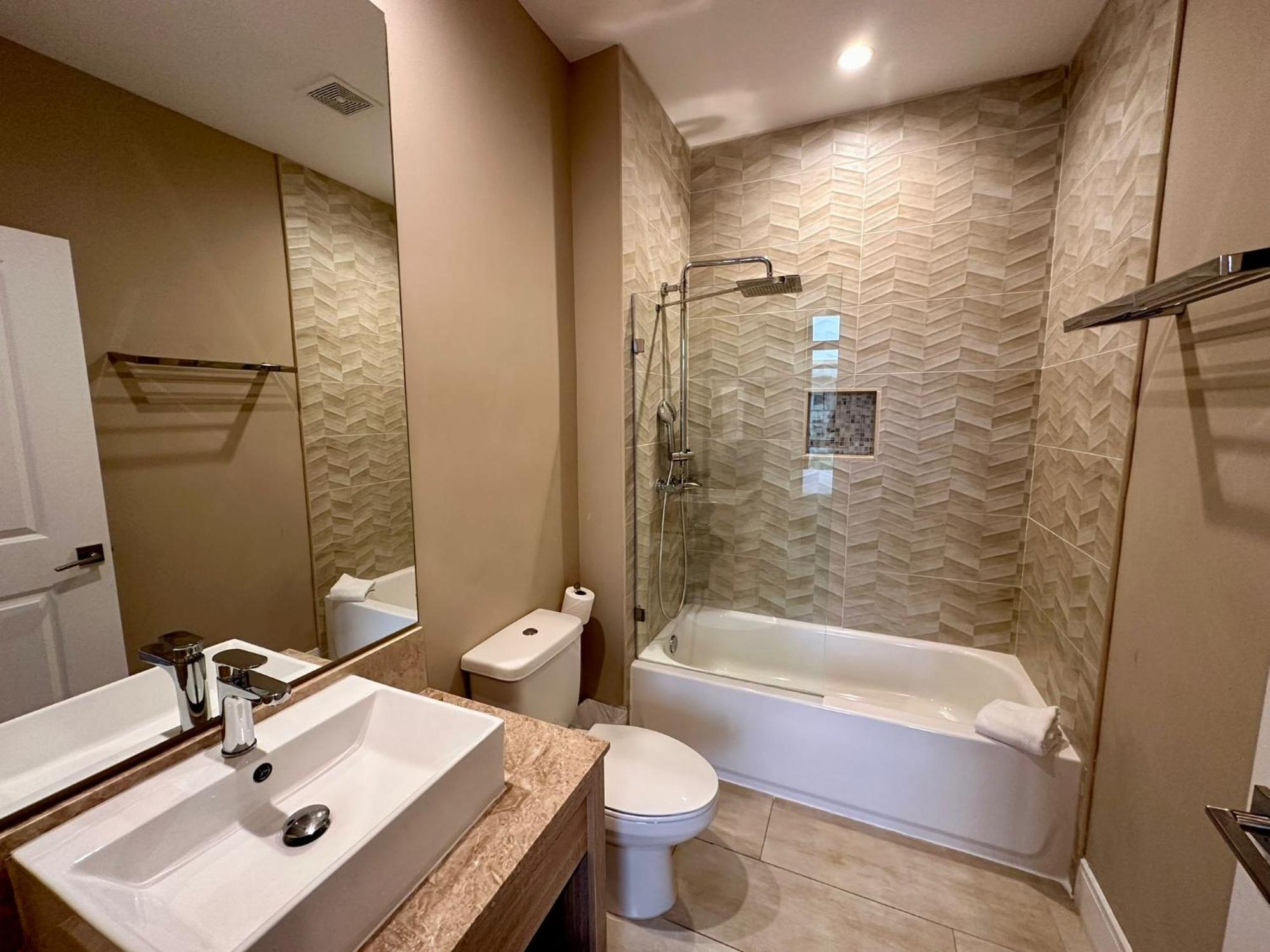 Luxury Home In Orlando With Private Hot Tub - 7 Min From Disney Parks - 3 Bedrooms And 4 Bathrooms! المظهر الخارجي الصورة