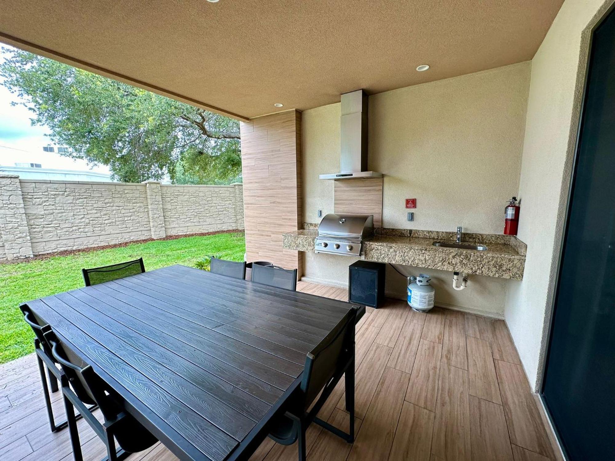 Luxury Home In Orlando With Private Hot Tub - 7 Min From Disney Parks - 3 Bedrooms And 4 Bathrooms! المظهر الخارجي الصورة